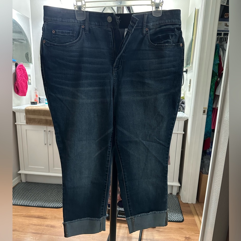 Women’s cuffed jean capris.
